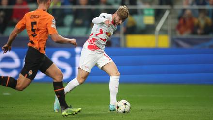 Leipzigs Timo Werner (r) und Valeriy Bondar von Donezk in Aktion.