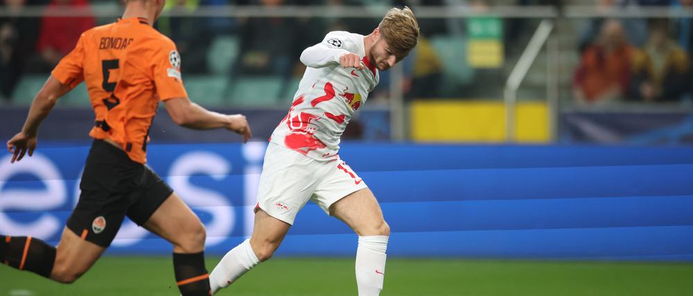 Leipzigs Timo Werner (r) und Valeriy Bondar von Donezk in Aktion.