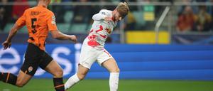 Leipzigs Timo Werner (r) und Valeriy Bondar von Donezk in Aktion.
