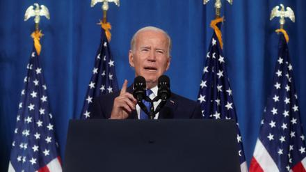US-Präsident Joe Biden spricht während einer Veranstaltung des Demokratischen Nationalkomitees über Bedrohungen der Demokratie und politische Gewalt in den Vereinigten Staaten. 
