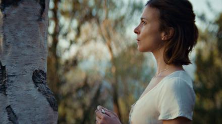 Aylin Tezel in „Der Russe ist einer, der Birken liebt“.