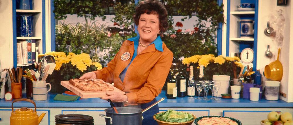 Die US-Fernsehköchin Julia Child im Küchenstudio.