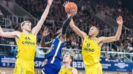 So nicht, Freundchen. Louis Olinde (rechts) blockt den Wurf von Rostocks JeQuan Lewis.