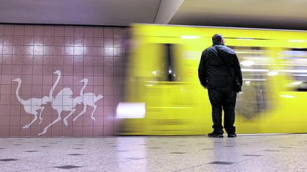 Eine U-Bahn fährt in den Bahnhof Zoologischer Garten ein. 