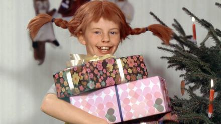 Pippi Langstrumpf (Inger Nilsson) freut sich über ihre Weihnachtsgeschenke.