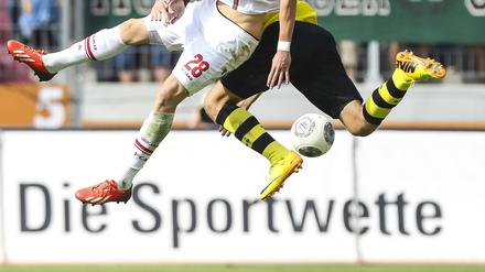 Achtung, Stolpergefahr. Viele Fußballklubs kassieren Sponsorengelder von Sportwettenanbietern.