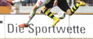 Achtung, Stolpergefahr. Viele Fußballklubs kassieren Sponsorengelder von Sportwettenanbietern.