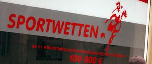 Millionen Sportfans hoffen auf Gewinne in Wettbüros wie hier in Augsburg. 