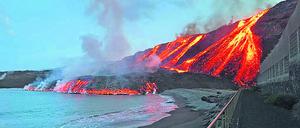Die Lava des Cumbre Vieja auf La Palma floss bis ins Meer.