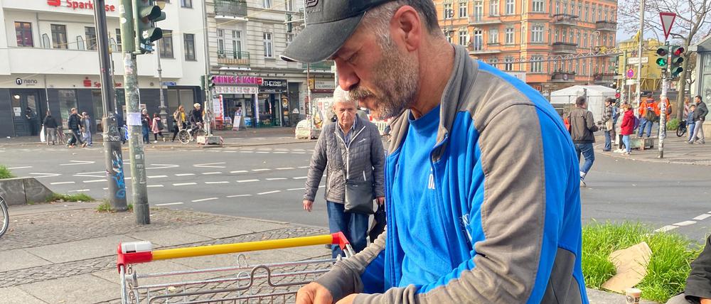Müslüm Aydın verteilt Obdachlosen als Ekmekçi Dede seit Jahren Brot.