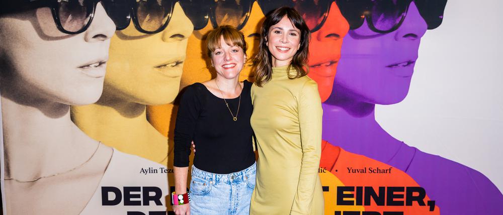 Pola Beck (l), Regisseurin, und Aylin Tezel, Schauspielerin, kommen zur Premiere von «Der Russe ist einer, der Birken liebt» ins Kino in der Kulturbrauerei. Der Film startet am 3. November 2022 in den deutschen Kinos.