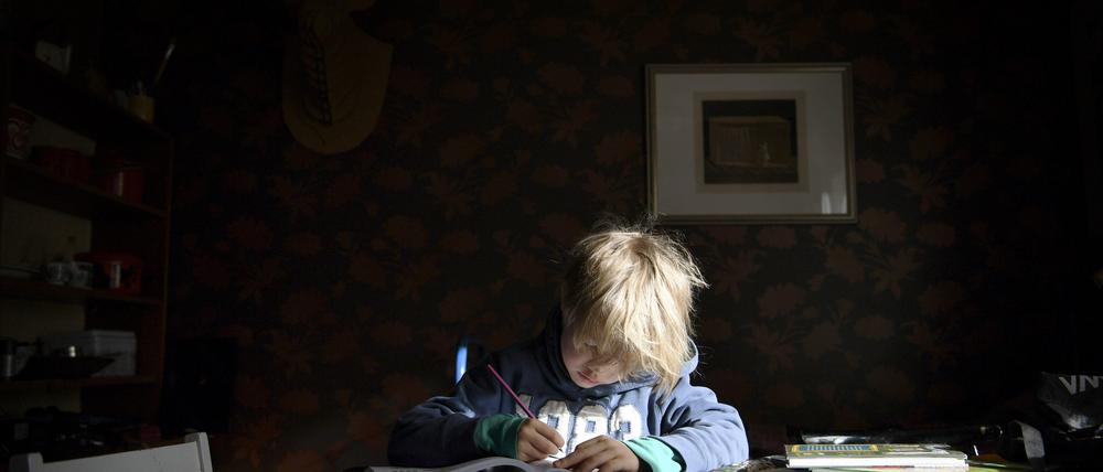 Im Homeschooling brauchen Kinder die Unterstützung der Eltern, um nicht überfordert zu werden.