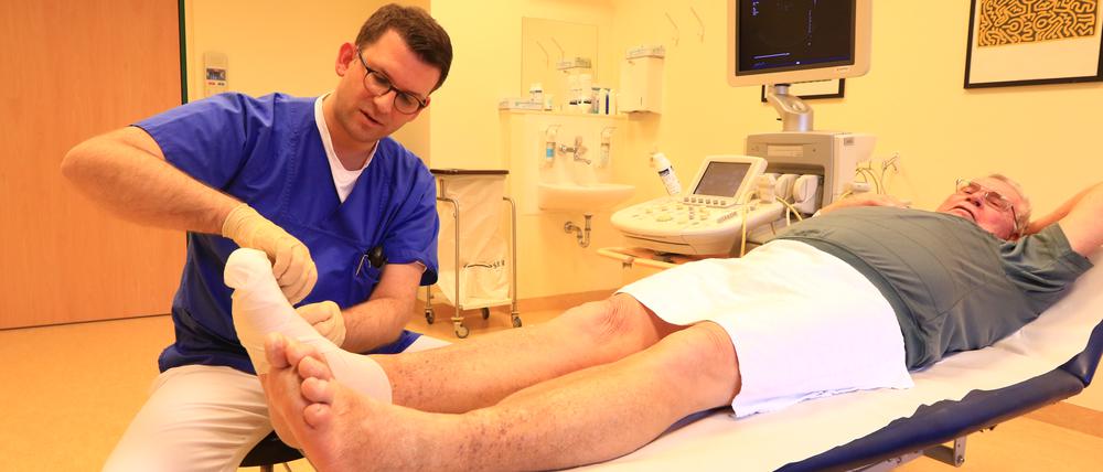 An einem diabetischen Fuß kann sich eine chronische Wunde bilden. Durch eine rechtzeitige Behandlung kann sie aber wieder abheilen.