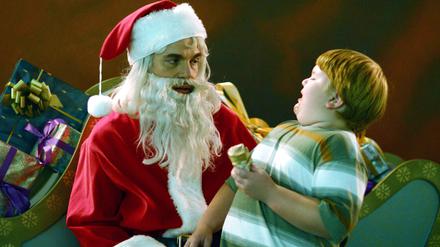 Billy Bob Thornton (rechts) in „Bad Santa“.