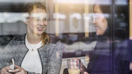 Eine Empfehlung, die man aus der Studie ableiten kann: das nächste Mal im Café einfach mal die Sitznachbarin ansprechen und sich kurz austauschen.
