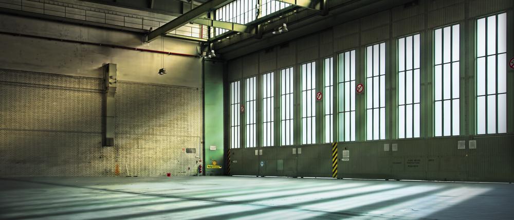 Bald eine Bibliothek? Innenansicht eines Hangars auf dem ehemaligen Flughafen Tempelhof.