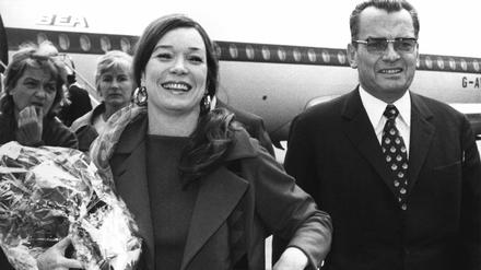 Festsspielleiter Alfred Bauer begrüßt den Star Shirley MacLaine 1971 auf dem Flughafen Tempelhof.  