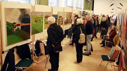 Besucher:innen betrachten Kunst beim 12. Teltower Kunst-Sonntag im Stubenrauchsaal