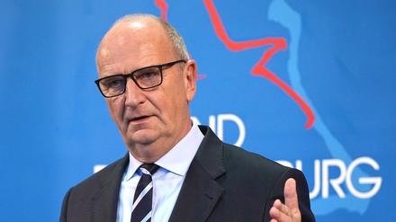 Ministerpräsident Woidke (rechts, SPD) und PCK-Chef Ralf Schairer nach der ersten Sitzung der neu gegründeten Taskforce zur Zukunft der Erdölraffinerie in Schwedt. 