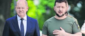 Wolodymyr Selenskyj (r), Präsident der Ukraine, und Bundeskanzler Olaf Scholz (SPD) bei einer gemeinsamen Pressekonferenz in Kiew am 16.06.2022