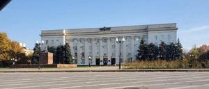 Dieses Bild, das der stellvertretende Vorsitzende des Regionalrats von Cherson, Jurij Sobolewski, am Donnerstag, dem 03. November 2022, veröffentlichte, zeigt, wie die russische Flagge vor der erwarteten Befreiung der Stadt durch ukrainische Truppen vom Gebäude der regionalen Staatsverwaltung der besetzten Stadt verschwunden ist.