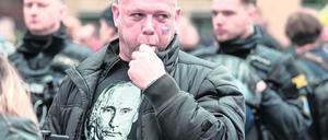Ein Mann trägt ein T-Shirt, auf dem der russische Präsident Putin abgebildet ist, bei einer pro-russischen Demonstration.  (Archivbild)