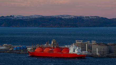 Ein LNG-Schiff liegt vor der Insel Melkoya, wo der norwegische Energieriese Equinor am 2. November eine Anlage zur Aufnahme und Verarbeitung von Erdgas aus dem Snøhvit-Feld in der Barentssee in Betrieb genommen hat.