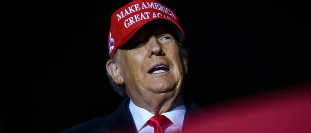 Der ehemalige US-Präsident Donald Trump spricht während einer Wahlkampfveranstaltung in Sioux City, Iowa.