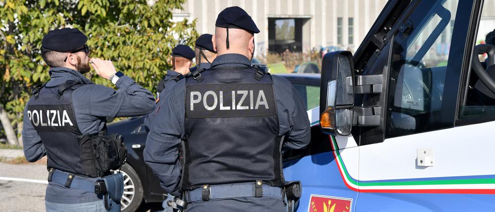 Polizisten stehen während einer Räumung auf dem Gelände einer leerstehenden Fabrikhalle. (Symbolfoto)