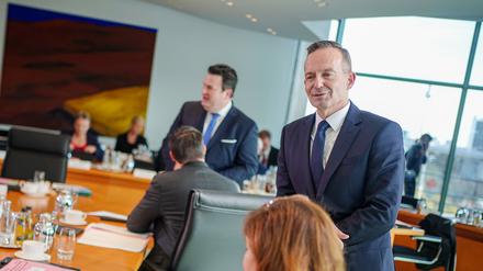 Volker Wissing (r, FDP), Bundesminister für Verkehr und Digitales, nimmt an der Sitzung des Bundeskabinetts im Bundeskanzleramt teil.