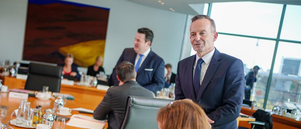 Volker Wissing (r, FDP), Bundesminister für Verkehr und Digitales, nimmt an der Sitzung des Bundeskabinetts im Bundeskanzleramt teil.