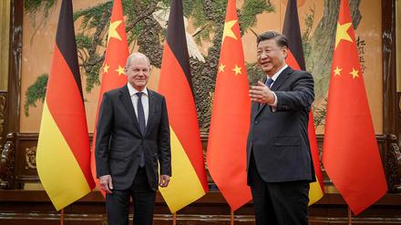 Kanzler Olaf Scholz (links) traf Chinas Staatschef Xi Jinping im April in Peking.