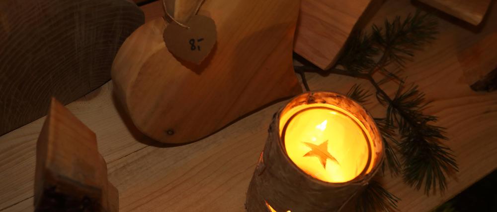 Neue Dekos. Es musss nicht immer die große Lichterorgie sein, um in Stimmung zu kommen, ein Herz aus Holz tut’s auch.
