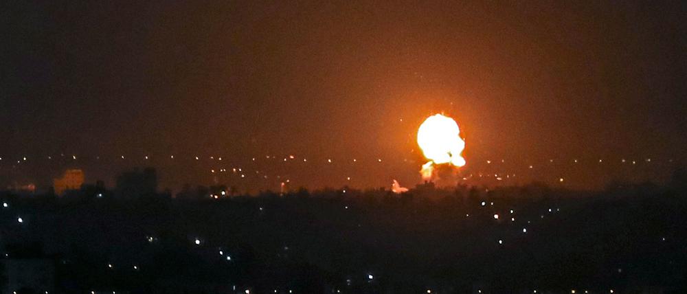 Rauch und Flammen steigen während eines israelischen Luftangriffs im Flüchtlingslager Maghazi im zentralen Gazastreifen am frühen Morgen des 4. November 2022 auf.