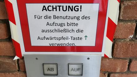 Die Mitarbeitenden und die Besucher des Rathauses Zehlendorf wähnen sich in einer Bauruine. Defekte Aufzüge gehören dazu.