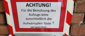 Die Mitarbeitenden und die Besucher des Rathauses Zehlendorf wähnen sich in einer Bauruine. Defekte Aufzüge gehören dazu.
