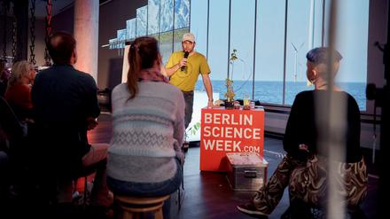 Pflanzenbiologe Marcel Robischon. Professor für Agrarökologie an der Humboldt-Universität zu Berlin, am 3. November 2022, bei der Berlin Science Week im Humboldt Labor des Humboldt Forums.