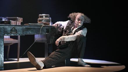  Klaus Maria Brandauer in Becketts „Das letzte Band“ , Regie: Peter Stein