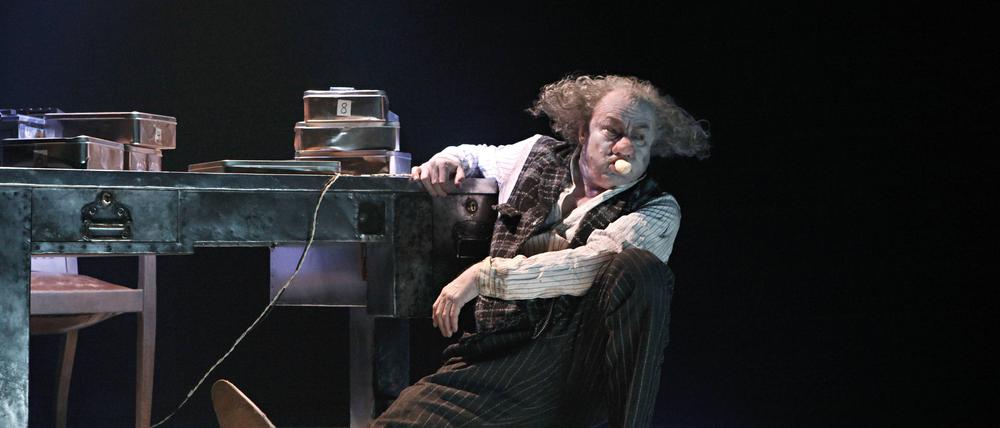  Klaus Maria Brandauer in Becketts „Das letzte Band“ , Regie: Peter Stein