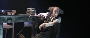  Klaus Maria Brandauer in Becketts „Das letzte Band“ , Regie: Peter Stein