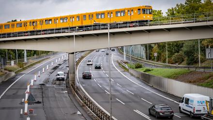 U6 auf der Brücke über die Seidelstraße