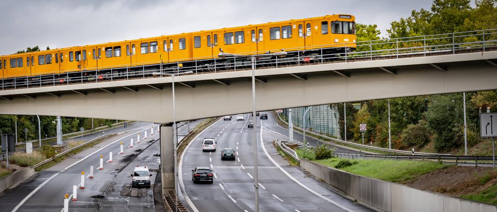 U6 auf der Brücke über die Seidelstraße