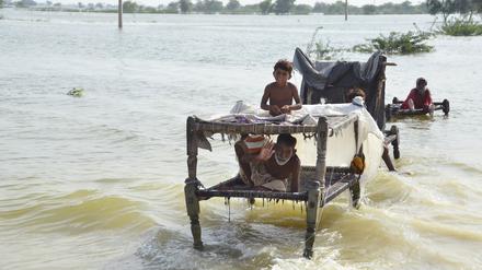 Die Schäden sind bereits massiv. Länder wie Pakistan werden durch Überschwemmungen wie in diesem Sommer um Jahrzehnte in ihrer Entwicklung zurückgeworfen.