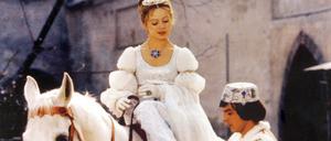 Der Prinz (Pavel Travnicek) passt Aschenbrödel (Libuse Safrankova) im Film „Drei Haselnüsse für Aschenbrödel“ den verlorenen Schuh an.