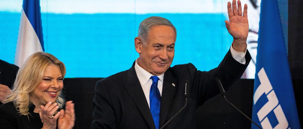 02.11.2022, Israel, Jerusalem: Der Vorsitzende der Likud-Partei und ehemalige israelische Ministerpräsident Benjamin Netanjahu gibt neben seiner Frau Sara Netanjahu eine Erklärung ab, nachdem die Auszählung der israelischen Parlamentswahlen 2022, der fünften Parlamentswahl in nur dreieinhalb Jahren, abgeschlossen ist. Die konservative Likud-Partei hat bei den israelischen Parlamentswahlen den Prognosen zufolge, die sich auf Exit Polls stützen, die Nase vorn. Foto: Ilia Yefimovich/dpa +++ dpa-Bildfunk +++