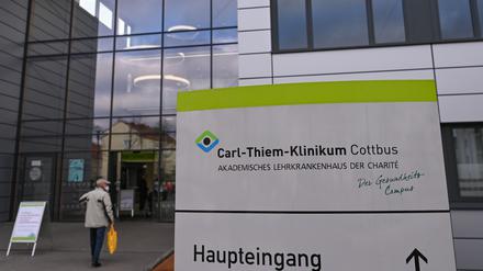 Der Eingang zum Carl-Thiem-Klinikum (CTK) Cottbus. 