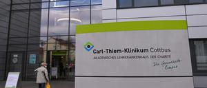 Der Eingang zum Carl-Thiem-Klinikum (CTK) Cottbus. 