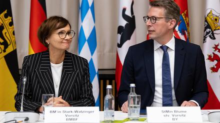 Bettina Stark-Watzinger (FDP), Bundesministerin für Bildung und Forschung, und Markus Blume (CSU), Wissenschaftsminister von Bayern, nehmen nach einer gemeinsamen Wissenschaftskonferenz von Bund und Ländern (GWK) an einer Pressekonferenz teil. 