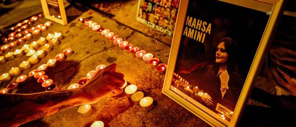 Auf diesem Archivfoto vom 29. Oktober 2022 zünden iranische Flüchtlinge und in Griechenland lebende Iraner während einer Demonstration im Zentrum von Athen Kerzen an, die den Namen „Mahsa“ bilden, um 40 Tage nach dem Tod der Iranerin Mahsa Amini in Polizeigewahrsam im Iran zu gedenken.