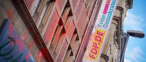 02.11.2022, Berlin: Farbspritzer sind auf dem Logo an der Parteizentrale der FDP zu sehen. Aktivisten der Umweltgruppe «Letzte Generation» haben die Fassade der FDP-Parteizentrale mit Farbe besprüht. Foto: Kay Nietfeld/dpa +++ dpa-Bildfunk +++